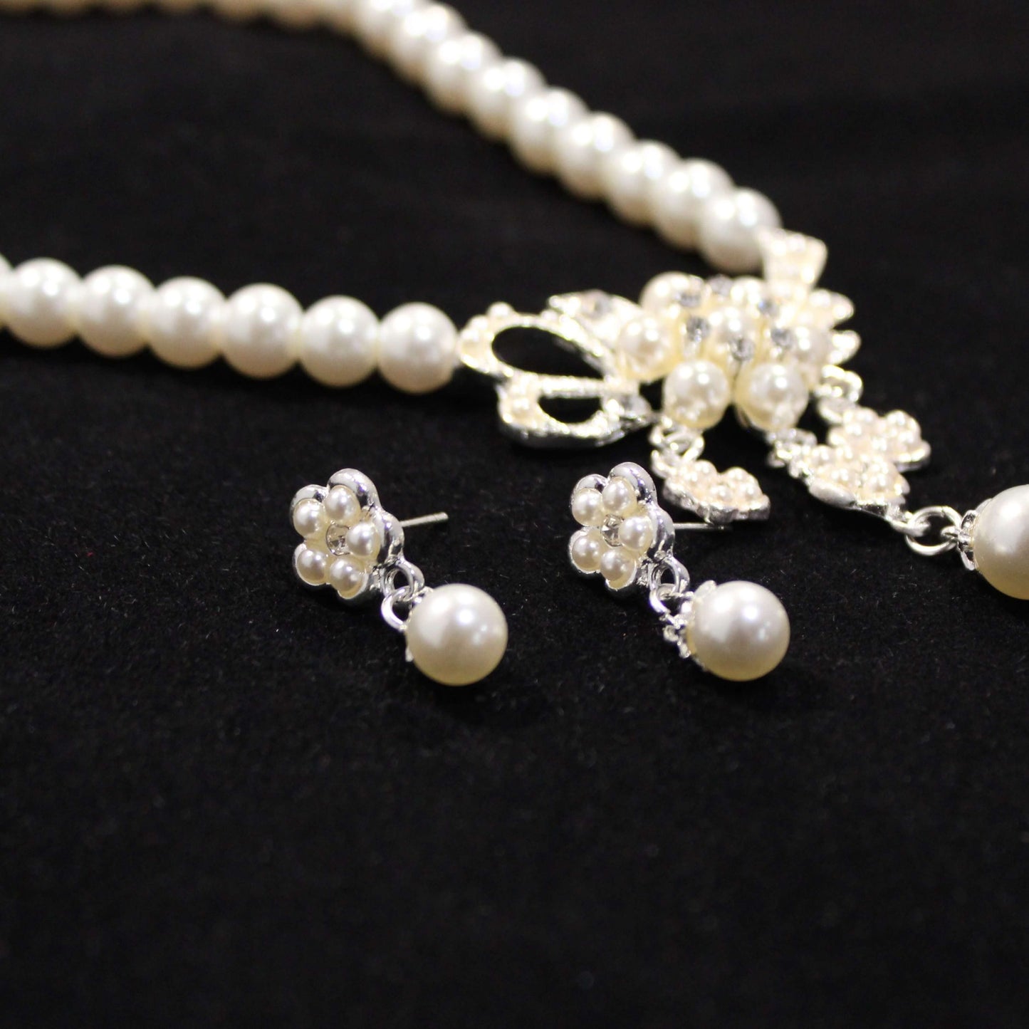 Suzanne: Pearls with Flower and Ribbon Set image 4