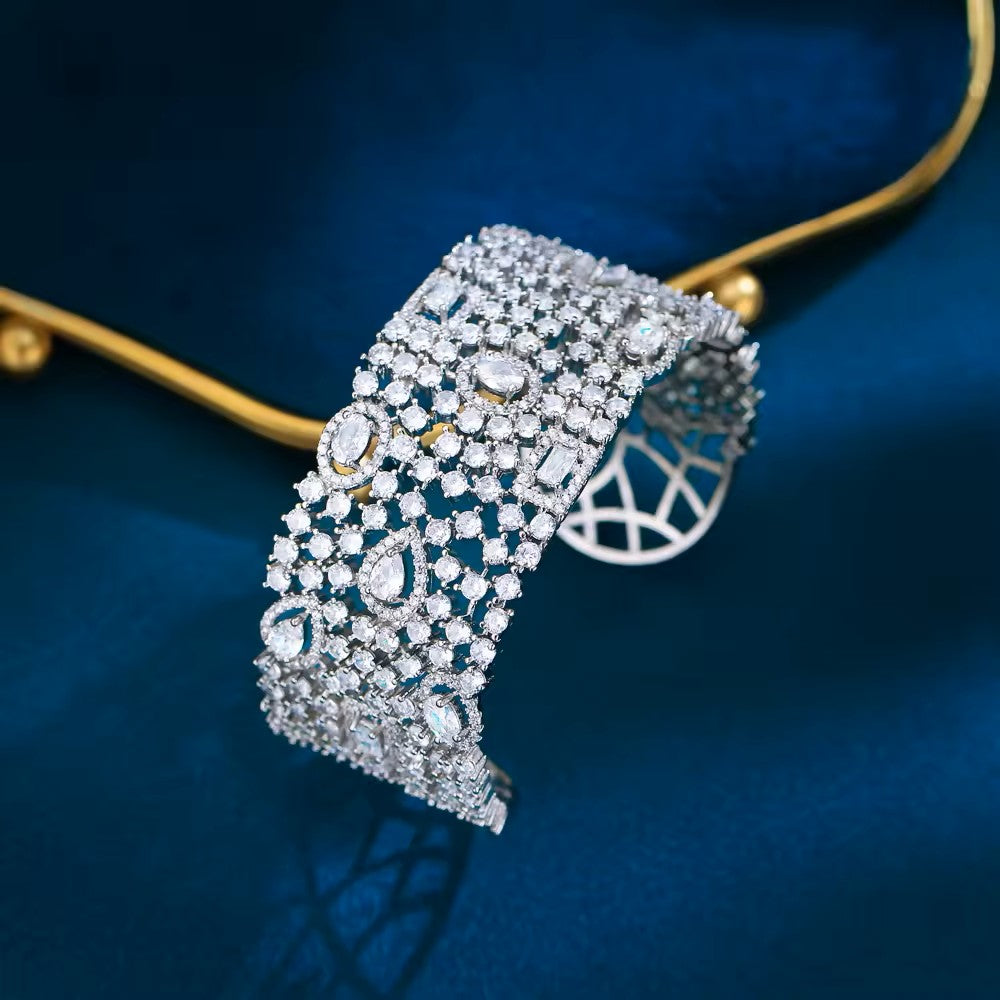 Alexis: Cuff Bracelet Encrusted with Diamonds (Gold)