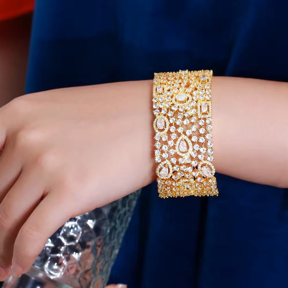 Alexis: Cuff Bracelet Encrusted with Diamonds (Gold)