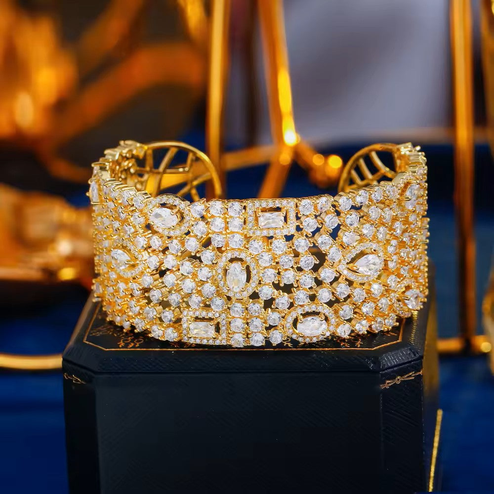 Alexis: Cuff Bracelet Encrusted with Diamonds (Gold)