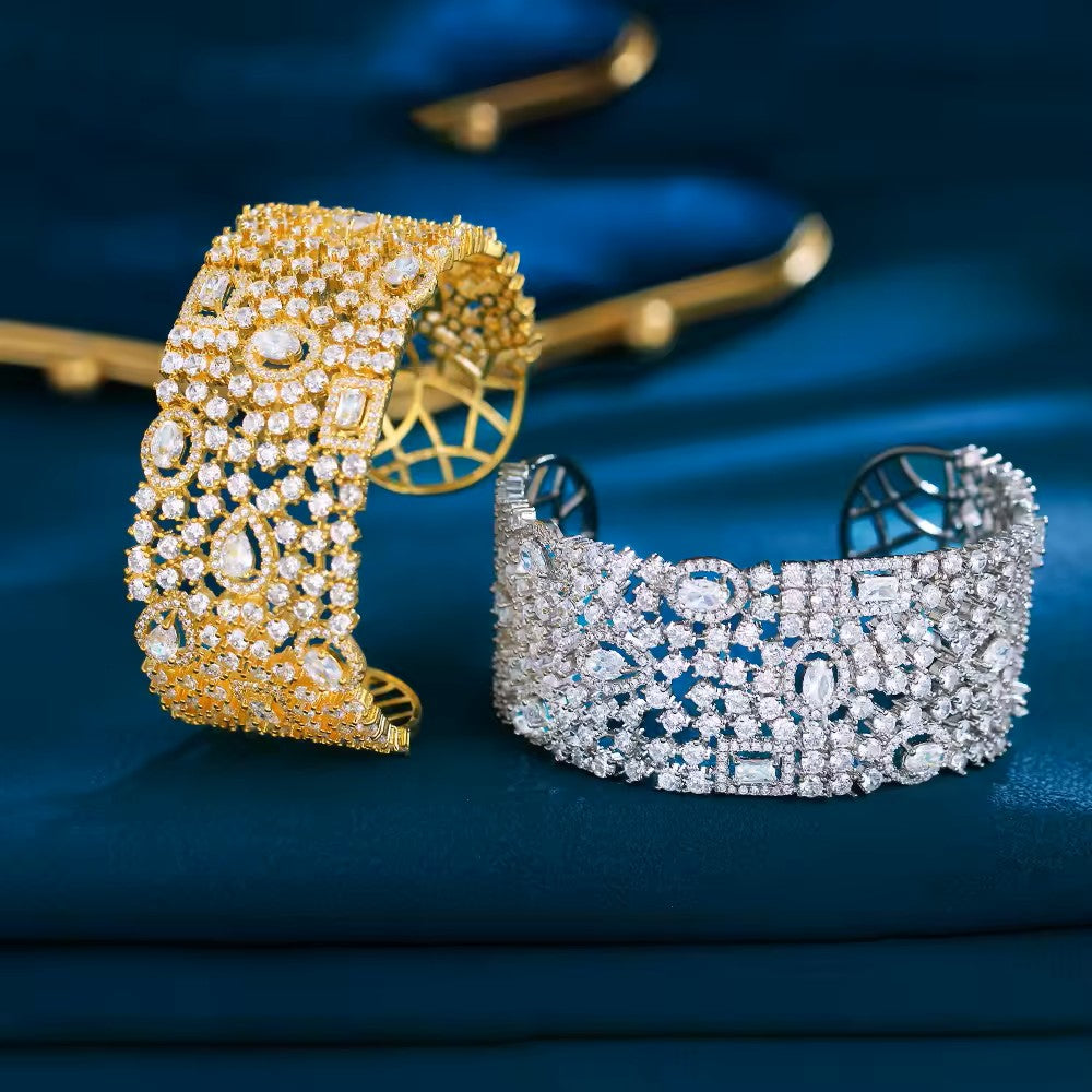 Alexis: Cuff Bracelet Encrusted with Diamonds (Gold)
