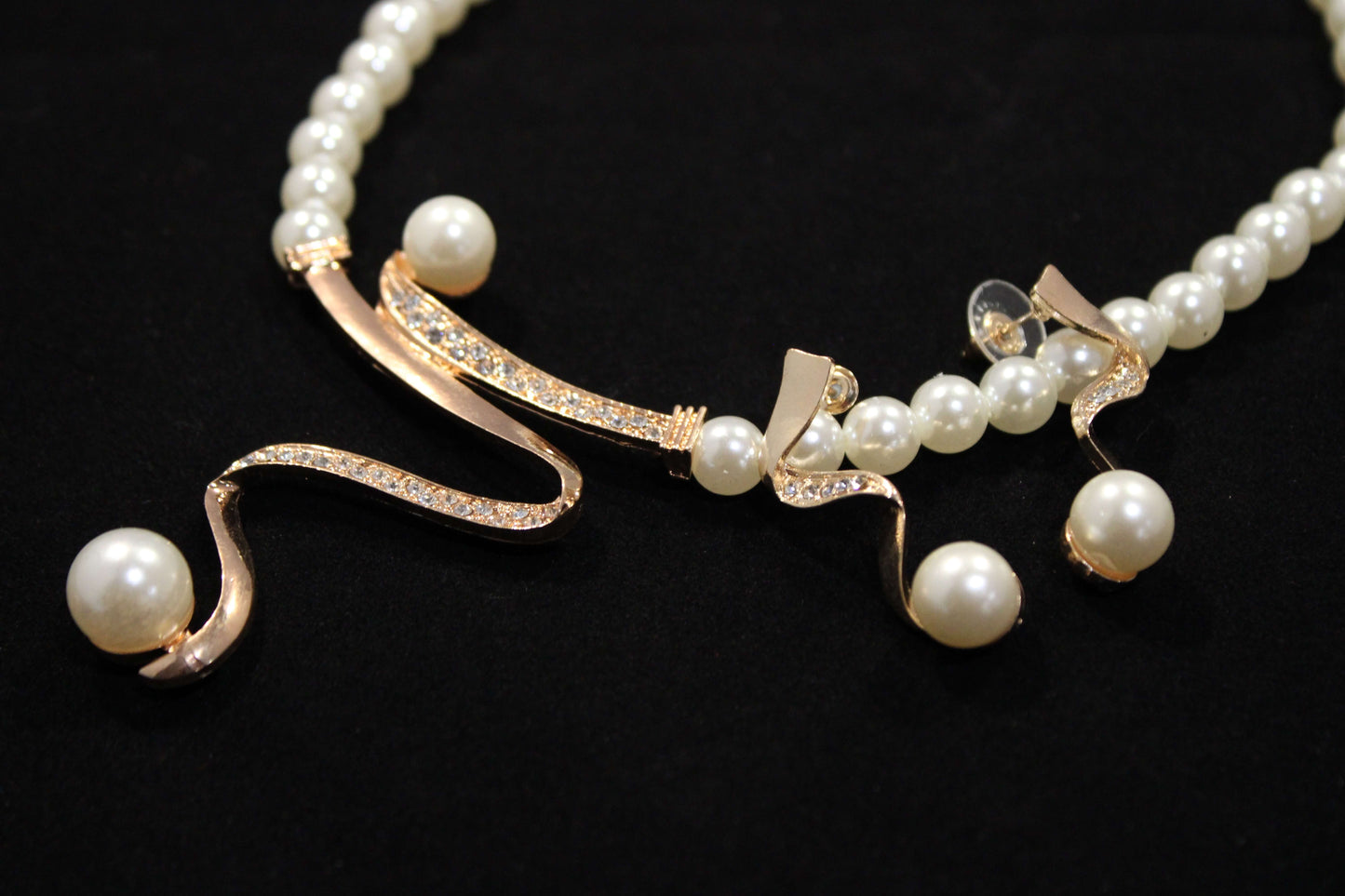 Sandra: Pearl Choker with Gold Diamond Accent Set
