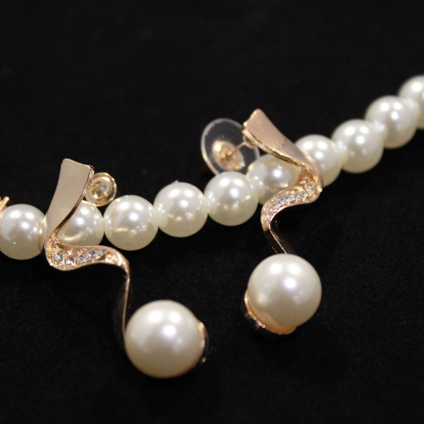 Sandra: Pearl Choker with Gold Diamond Accent Set
