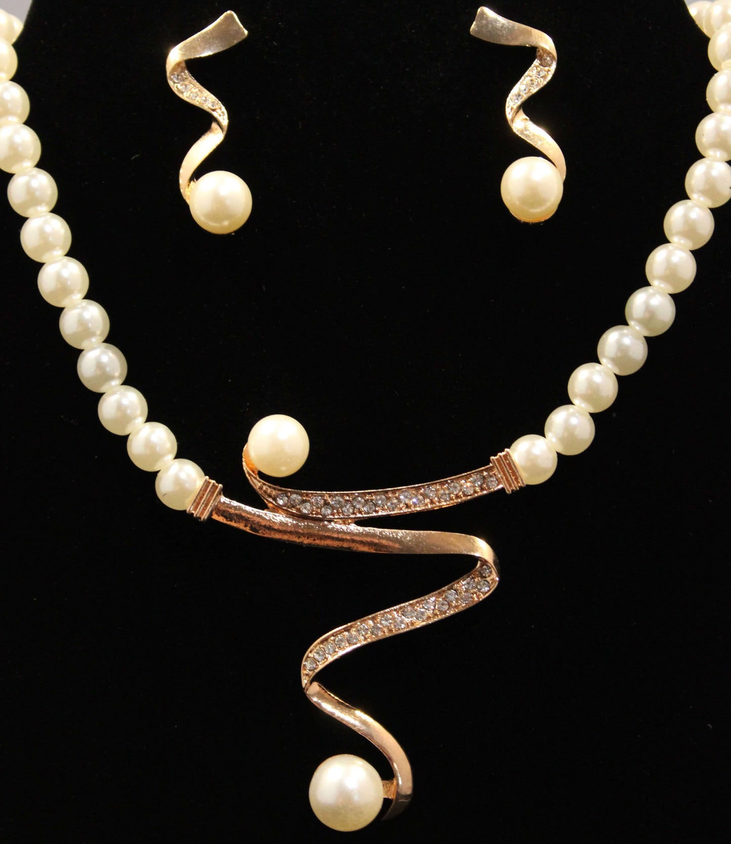 Sandra: Pearl Choker with Gold Diamond Accent Set