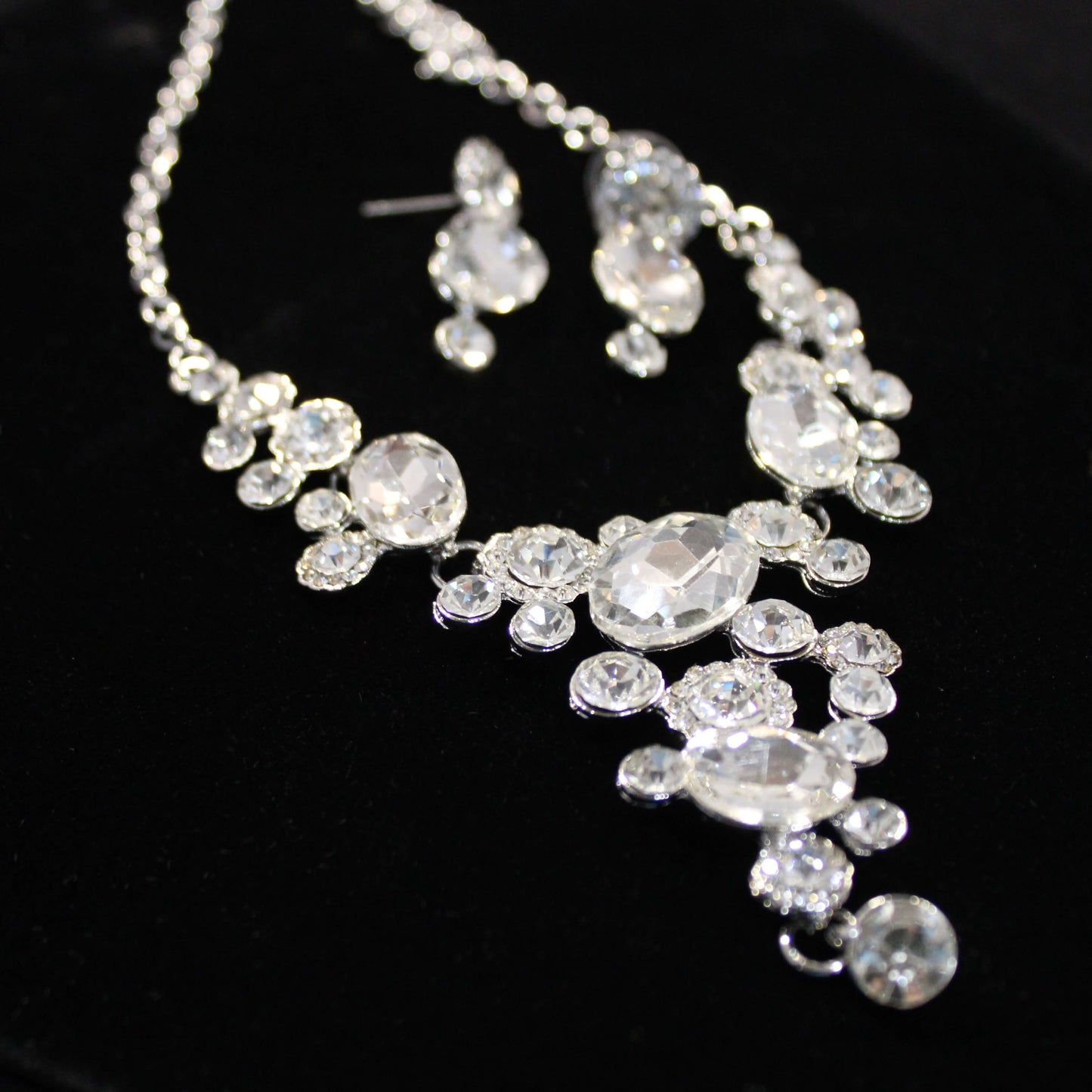 Mildred: Oval and Round Diamond V-drop Set