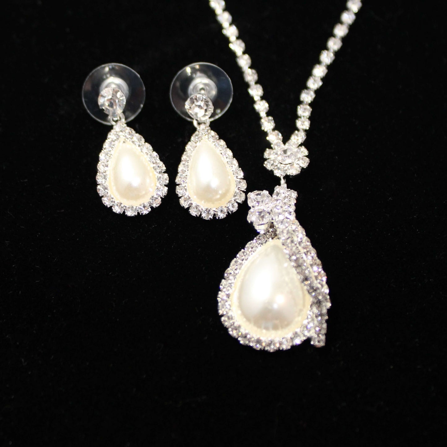 Louise: Teardrop Pearl with Diamond Set
