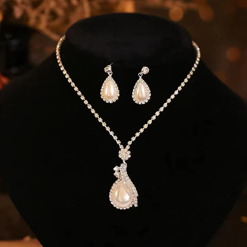 Louise: Teardrop Pearl with Diamond Set