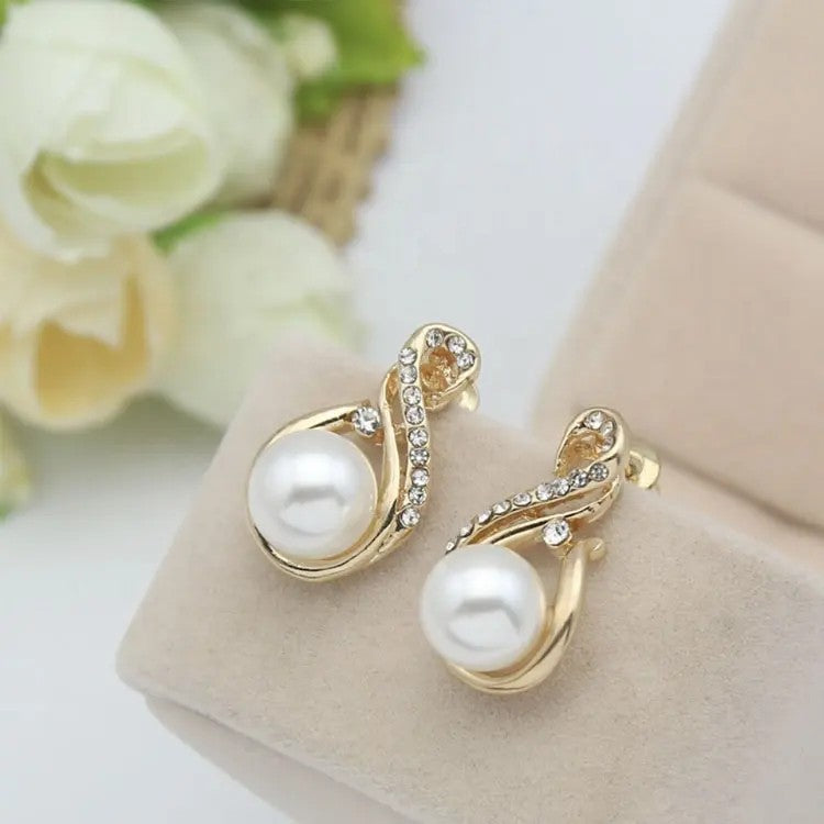 Pearl and Crystal Gold-plated Necklace and Earring Set