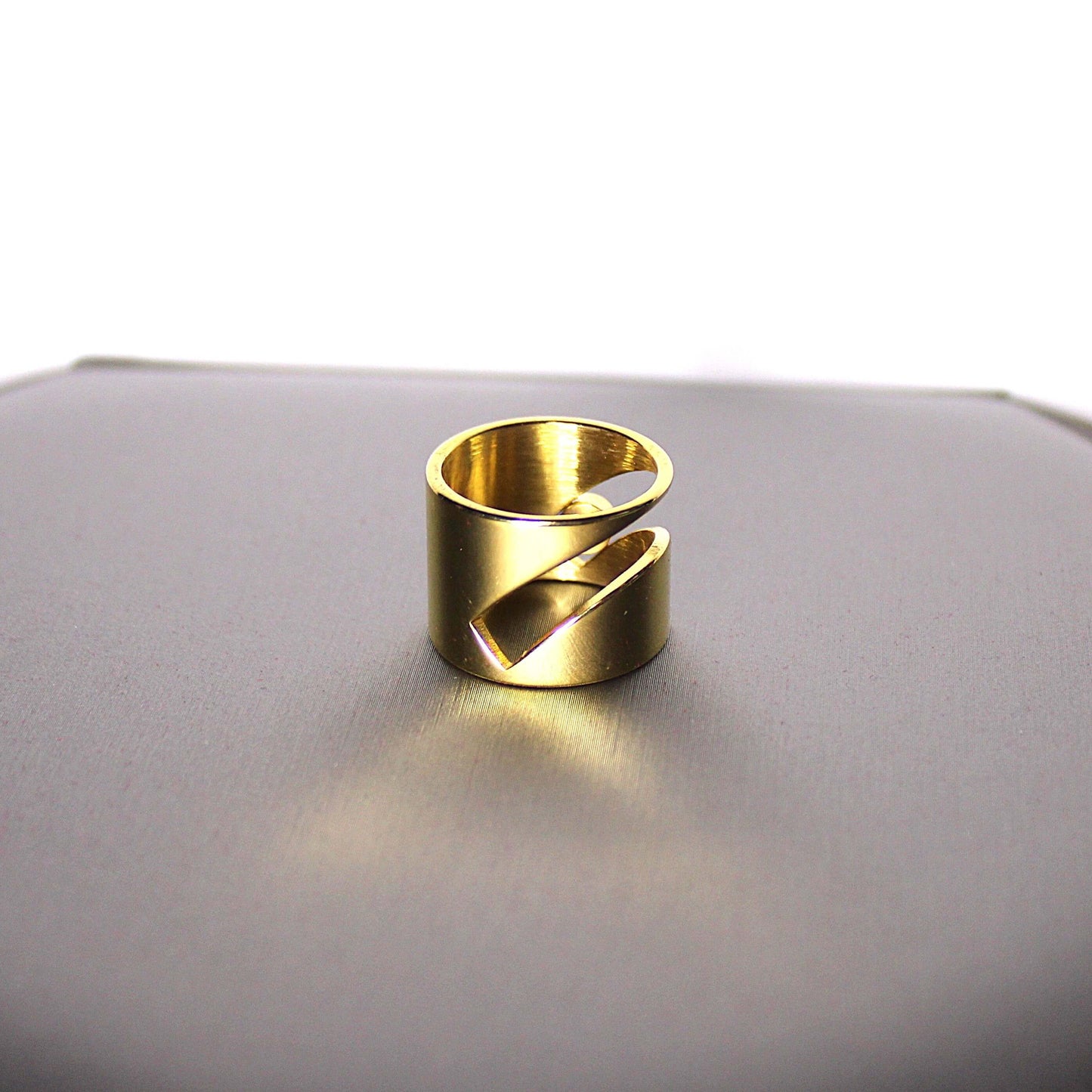 18k Gold-plated Stainless Cut Band Ring with Crystal