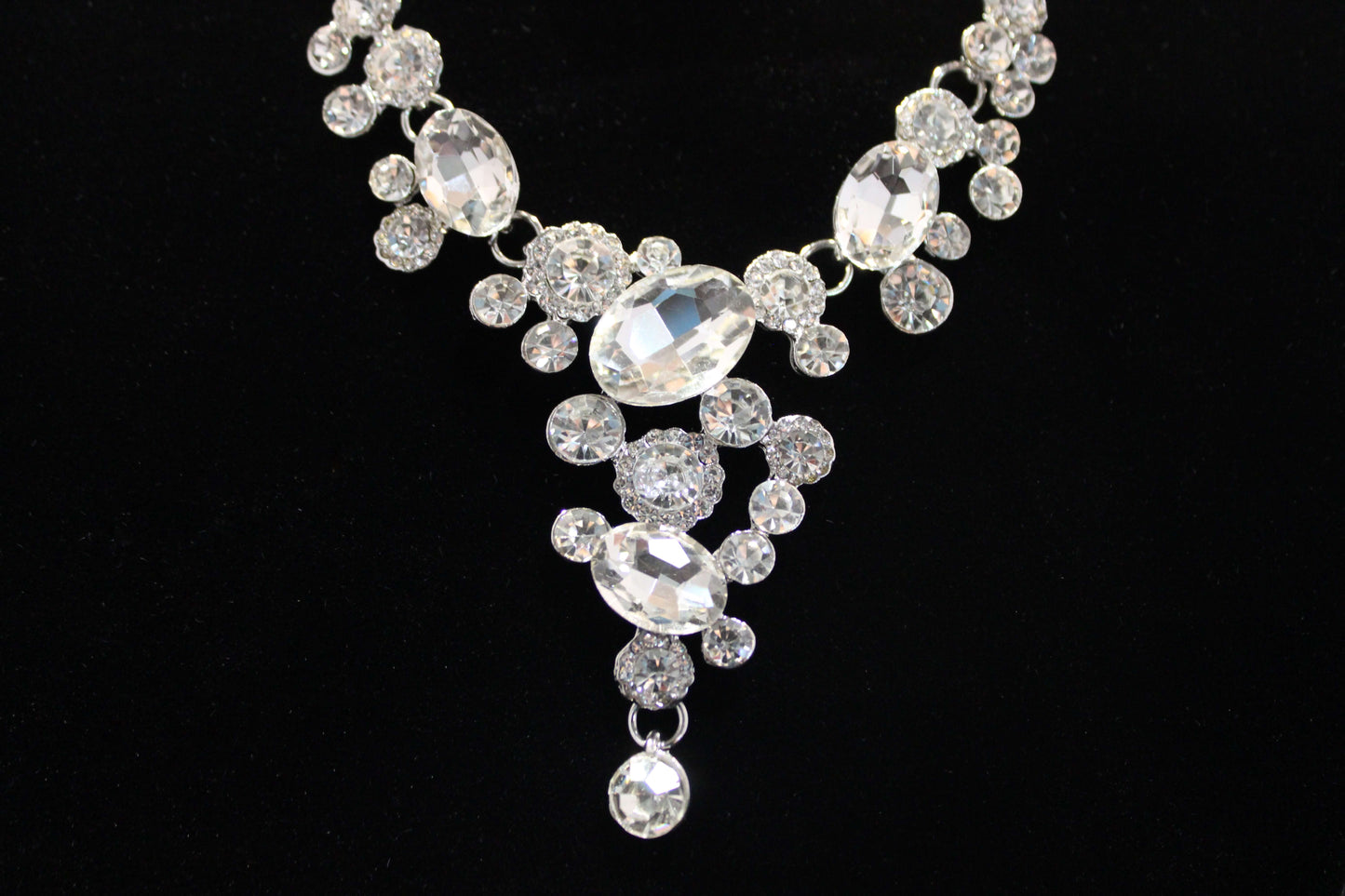 Mildred: Oval and Round Diamond V-drop Set