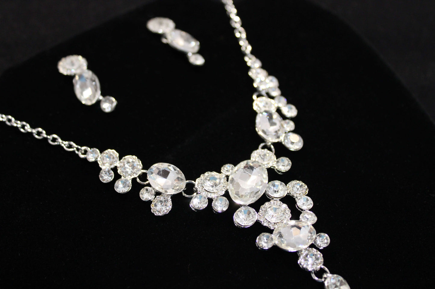 Mildred: Oval and Round Diamond V-drop Set