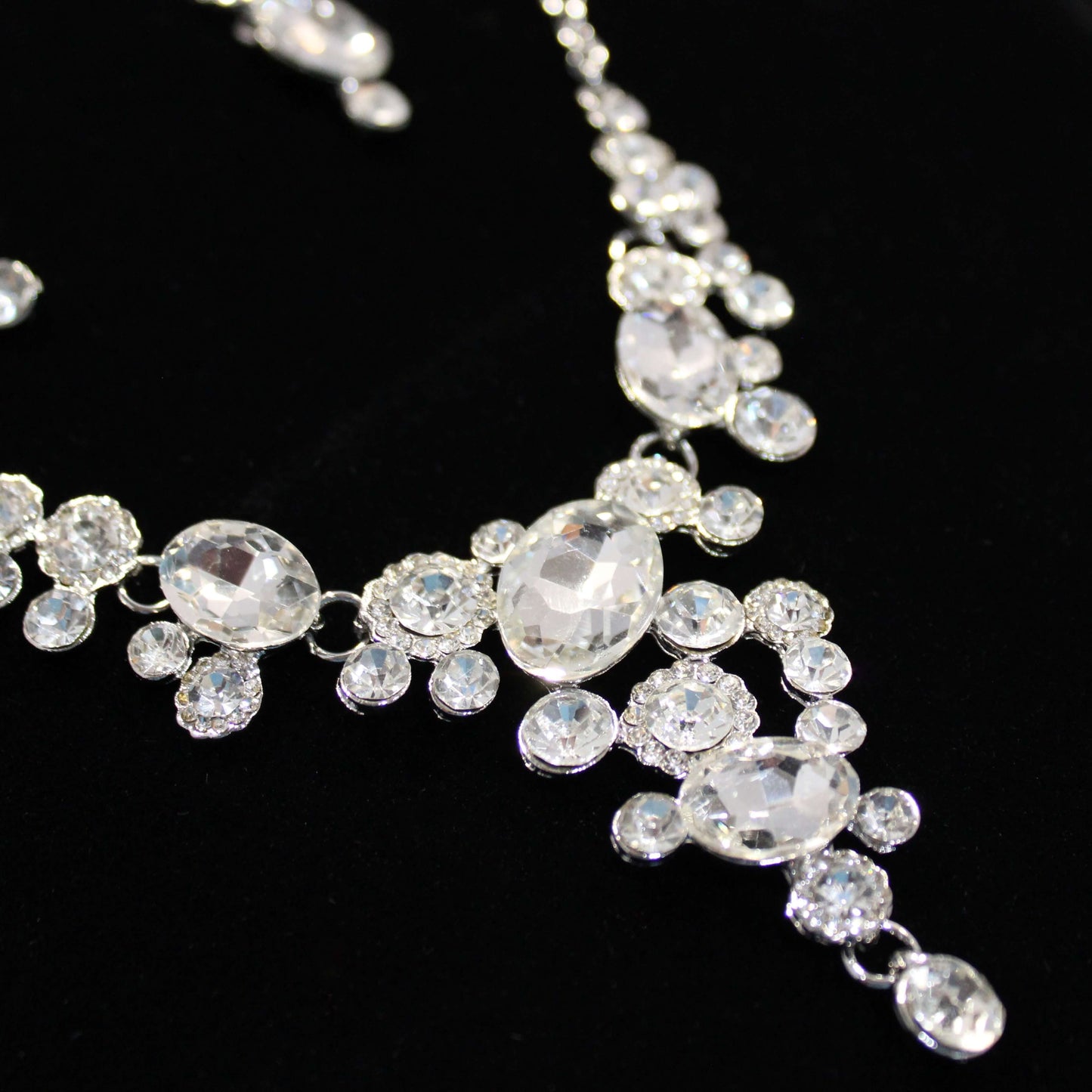 Mildred: Oval and Round Diamond V-drop Set